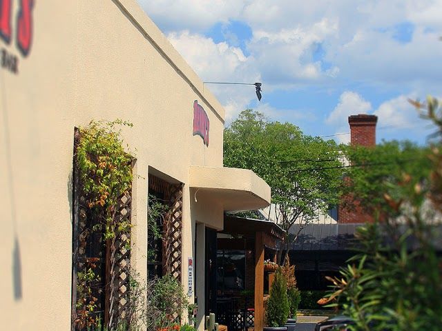 Henry's Restaurant & Bar